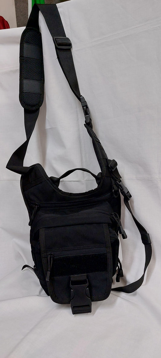 Borsa monospalla nera o mimetica