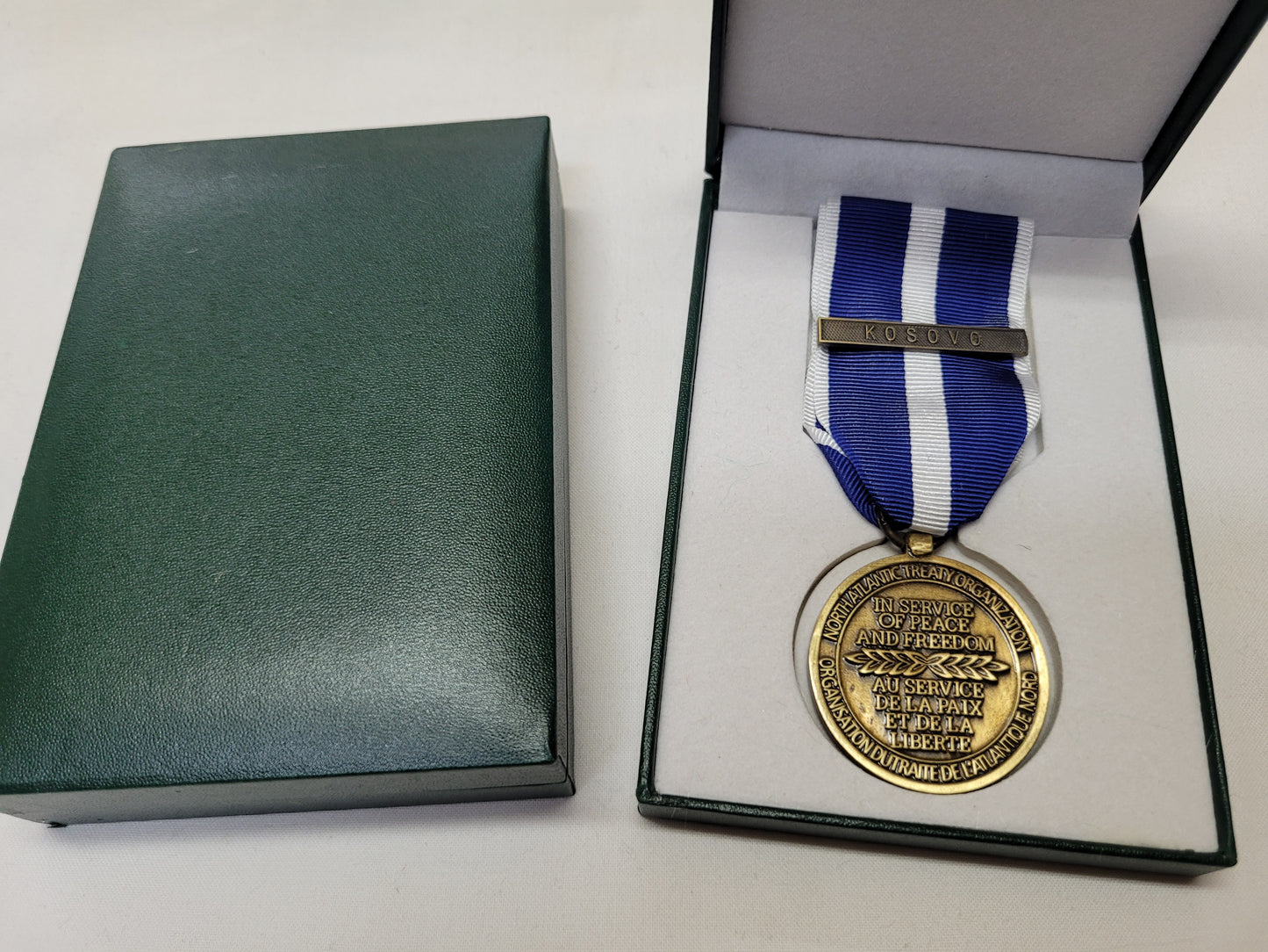 Medaglia Kosovo Nato con scatola della Repubblica Italiana
